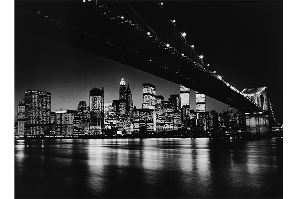 Бруклинскиот мост во ноќта